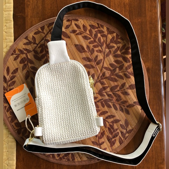 Women’s cross body bag. - Picture 2 of 3